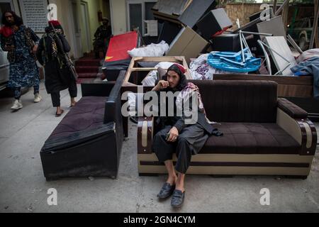 22 settembre 2021, Afghanistan, Kabul: Un giovane combattente talebano siede su un divano fuori da una stazione di polizia a Kabul. Foto: Oliver Weiken/dpa Foto Stock