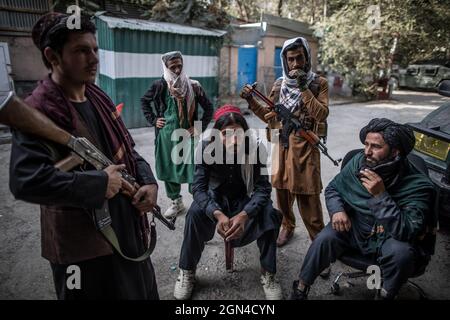 22 settembre 2021, Afghanistan, Kabul: I combattenti talebani sorvegliano fuori da una stazione di polizia a Kabul. Foto: Oliver Weiken/dpa Foto Stock