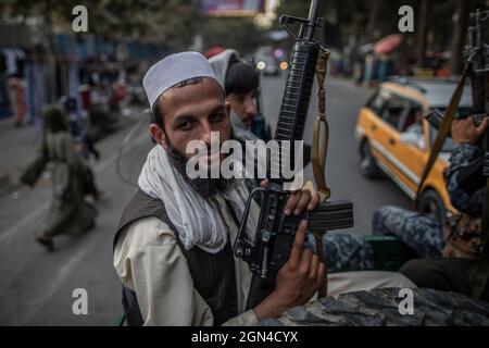 22 settembre 2021, Afghanistan, Kabul: Giovani combattenti talebani sulla schiena di un pick up camion pattuglia per le strade di Kabul. Foto: Oliver Weiken/dpa Foto Stock