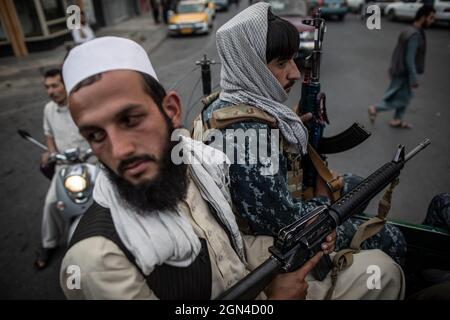 22 settembre 2021, Afghanistan, Kabul: Giovani combattenti talebani sulla schiena di un pick up camion pattuglia per le strade di Kabul. Foto: Oliver Weiken/dpa Foto Stock