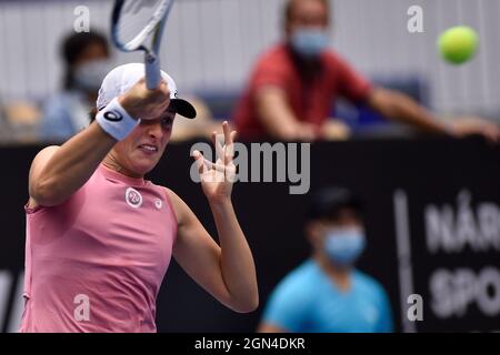 Ostrava, Repubblica Ceca. 22 settembre 2021. IgA Swiatek (POL) in azione durante la partita contro Yulia Putintseva durante il J&T Banka Ostrava Open 2021 torneo femminile di tennis indoor WTA a Ostrava, Repubblica Ceca, mercoledì 22 settembre 2021. Credit: Jaroslav Ozana/CTK Photo/Alamy Live News Foto Stock