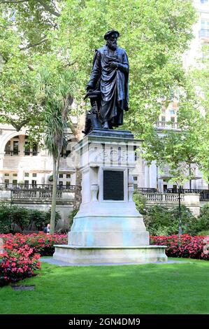 Una statua di Willam Tyndale a Londra. Foto Stock