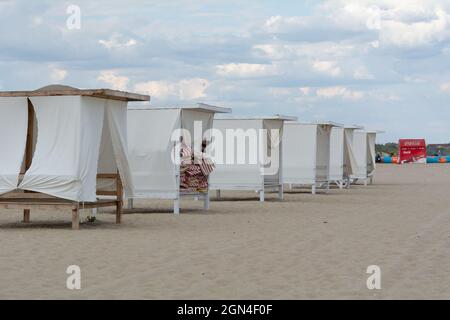 Zatoka, Odessa, Ucraina - 1 settembre 2021: Tende da spiaggia e tenda Coca-Cola sulla spiaggia del Mar Nero Foto Stock