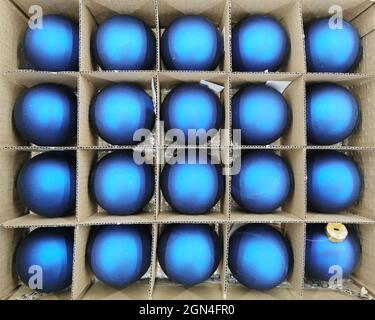 Ornamenti di Natale. Mercatino di Natale negozio - decorazioni di Natale in scatole Foto Stock