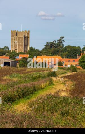 Castello di Orford attraverso i campi, dal fiume ore, Orford, Suffolk, Inghilterra Foto Stock