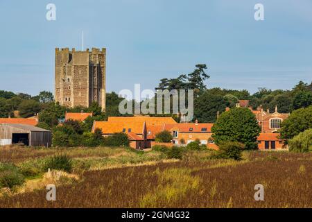 Castello di Orford attraverso i campi, dal fiume ore, Orford, Suffolk, Inghilterra Foto Stock