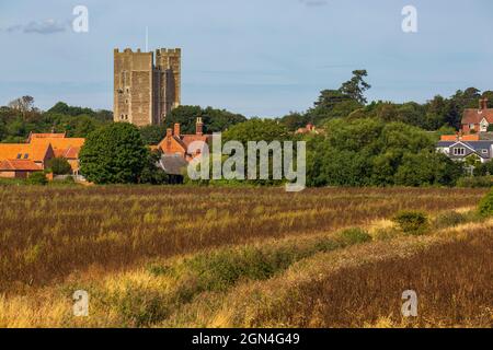 Castello di Orford attraverso i campi, dal fiume ore, Orford, Suffolk, Inghilterra Foto Stock