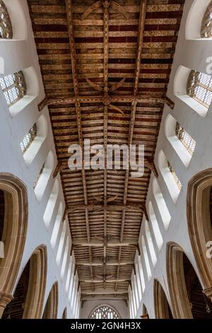 Il soffitto decorato in legno della chiesa della Santissima Trinità nel villaggio di Blythburgh, Suffolk, Inghilterra Foto Stock