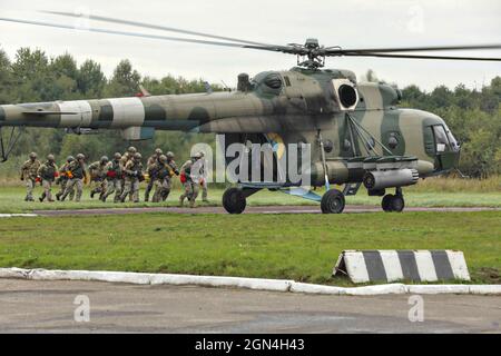 Yavoriv, Ucraina. 21 settembre 2021. I soldati ucraini della forza di terra caricano in un elicottero ucraino mi-8 per un veloce esercizio di corda, durante l'esercitazione Rapid Trident 2021 al centro di addestramento di combattimento-Yavoriv 22 settembre 2021 a Yavoriv, Ucraina. I soldati di 15 nazioni partecipano all'esercizio combinato per la guerra urbana. Credito: SPC. Preston Hammon/US Army/Alamy Live News Foto Stock