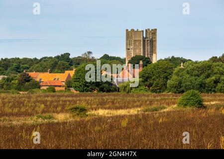 Castello di Orford attraverso i campi, dal fiume ore, Orford, Suffolk, Inghilterra Foto Stock