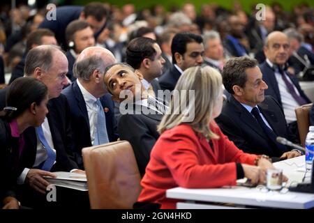 Il Presidente Barack Obama partecipa a un incontro di alto livello sulla Libia alle Nazioni Unite a New York, 20 settembre 2011. Raffigurato con il Presidente, da sinistra, sono: L'Ambasciatore Susan Rice, Rappresentante permanente degli Stati Uniti presso le Nazioni Unite; il Consulente per la sicurezza Nazionale Tom Donilon; il Capo dello staff Bill Daley; il Segretario di Stato Hillary Rodham Clinton; e il Presidente francese Nicolas Sarkozy. (Foto ufficiale della Casa Bianca di Pete Souza) questa fotografia ufficiale della Casa Bianca è resa disponibile solo per la pubblicazione da parte delle organizzazioni di notizie e/o per uso personale la stampa dal soggetto(i) di t Foto Stock