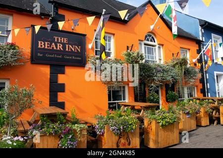 Il bar ristorante Bear Inn e l'hotel nel centro di Llandovery con fiori in contenitori di legno cesti pendenti Carmarthenshire Galles UK KATHY DEWITT Foto Stock