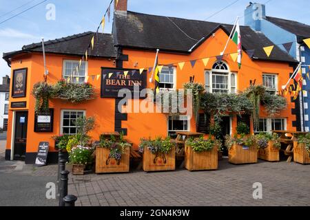 Vista esterna del bar ristorante Bear Inn e dell'hotel nel centro di Llandovery con fiori in contenitori di legno Carmarthenshire Wales UK KATHY DEWITT Foto Stock