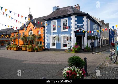 Vista esterna dell'ufficio postale e del bar ristorante Bear Inn e dell'hotel nel centro di Llandovery, Carmarthenshire Wales UK KATHY DEWITT Foto Stock