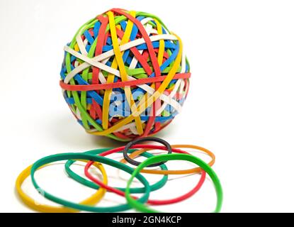 Molti elastici colorati a forma di sfera Foto Stock