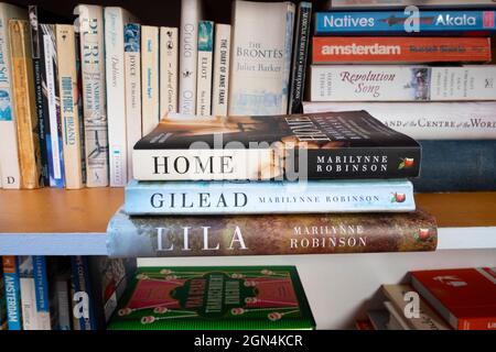 Casa, Gilead e Lila libri romanzi su una libreria da donna vincitrice di premi scrittore americano scrittore romanziere Marilynne Robinson KATHY DEWITT Foto Stock