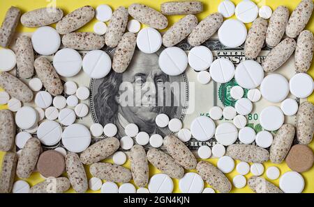 100 dollari di panciotte in pila di fondo di pilss assortiti Foto Stock