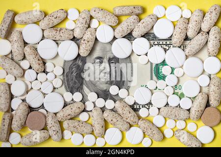 100 dollari di panciotte in pila di fondo di pilss assortiti Foto Stock