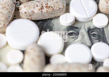 100 dollari di panciotte in pila di fondo di pilss assortiti Foto Stock