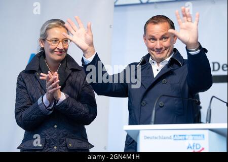 22 settembre 2021, Sassonia, Görlitz: Alice Weidel e Tino Chrupalla, top candidate dell'AFD alle elezioni del Bundestag, prendono il palco al termine di una campagna elettorale del loro partito a Marienplatz. Foto: Sebastian Kahnert/dpa-Zentralbild/dpa Foto Stock