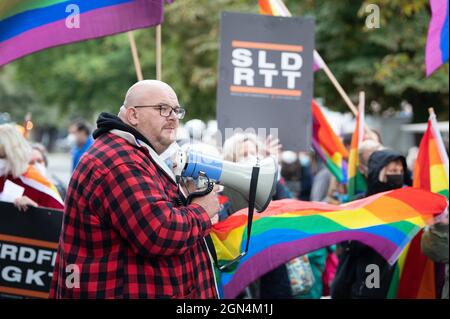 22 settembre 2021, Sassonia, Görlitz: Mirko Schultze (Die Linke), membro del parlamento di Stato, partecipa a una contromanifestazione in occasione di una campagna elettorale dell'AFD a Marienplatz. Foto: Sebastian Kahnert/dpa-Zentralbild/dpa Foto Stock