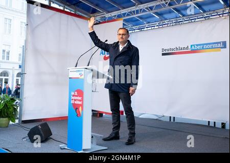 22 settembre 2021, Sassonia, Görlitz: Tino Chrupalla, primo candidato dell'AFD per l'elezione del Bundestag, parla ad un evento di campagna del suo partito a Marienplatz. Foto: Sebastian Kahnert/dpa-Zentralbild/dpa Foto Stock