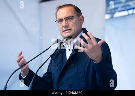 22 settembre 2021, Sassonia, Görlitz: Tino Chrupalla, primo candidato dell'AFD per l'elezione del Bundestag, parla ad un evento di campagna del suo partito a Marienplatz. Foto: Sebastian Kahnert/dpa-Zentralbild/dpa Foto Stock