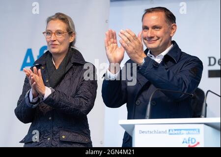 22 settembre 2021, Sassonia, Görlitz: Alice Weidel e Tino Chrupalla, top candidate dell'AFD per le elezioni del Bundestag, sono sul palco al termine di una campagna elettorale del loro partito a Marienplatz. Foto: Sebastian Kahnert/dpa-Zentralbild/dpa Foto Stock