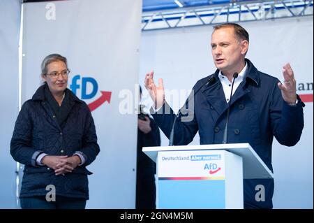 22 settembre 2021, Sassonia, Görlitz: Alice Weidel e Tino Chrupalla, top candidate dell'AFD per le elezioni del Bundestag, sono sul palco al termine di una campagna elettorale del loro partito a Marienplatz. Foto: Sebastian Kahnert/dpa-Zentralbild/dpa Foto Stock