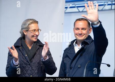 22 settembre 2021, Sassonia, Görlitz: Alice Weidel e Tino Chrupalla, top candidate dell'AFD per le elezioni del Bundestag, sono sul palco al termine di una campagna elettorale del loro partito a Marienplatz. Foto: Sebastian Kahnert/dpa-Zentralbild/dpa Foto Stock