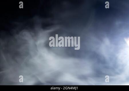 Movimento di fumo sfocato. Disegno astratto di nuvola bianca su sfondo scuro. Movimento di fumo sfocato. Foto Stock