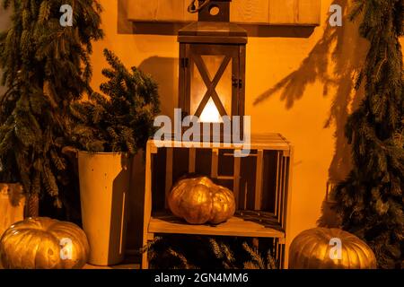 Arredamento di strada di Halloween. Elegante lanterna a candela e zucche sulle scale, decorazione moderna festosa della strada europea della città. Felice Ringraziamento e. Foto Stock