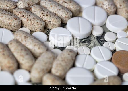 100 dollari di panciotte in pila di fondo di pilss assortiti Foto Stock