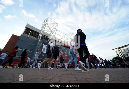 Manchester, Inghilterra, 22 settembre 2021. I tifosi che arrivano per la partita durante la partita della Carabao Cup a Old Trafford, Manchester. Il credito d'immagine dovrebbe leggere: Andrew Yates / Sportimage Credit: Sportimage/Alamy Live News Foto Stock