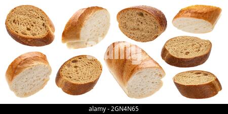 Fettine di pane di segale che cadono isolate su sfondo bianco Foto Stock