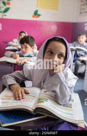 SOLO PER USO EDITORIALE - gli studenti afghani frequentano la classe in una scuola elementare a Kabul, Afghanistan, il 22 settembre 2021. Classe vuota nel livello secondario per le ragazze. Dalla riapertura delle scuole, le ragazze possono frequentare le lezioni solo nelle scuole primarie, mentre i ragazzi possono tornare alle scuole primarie e secondarie da sabato 18. Foto di Oriane Zerah/ABACAPRESS.COM Foto Stock