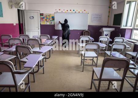 SOLO PER USO EDITORIALE - gli studenti afghani frequentano la classe in una scuola elementare a Kabul, Afghanistan, il 22 settembre 2021. Classe vuota nel livello secondario per le ragazze. Dalla riapertura delle scuole, le ragazze possono frequentare le lezioni solo nelle scuole primarie, mentre i ragazzi possono tornare alle scuole primarie e secondarie da sabato 18. Foto di Oriane Zerah/ABACAPRESS.COM Foto Stock