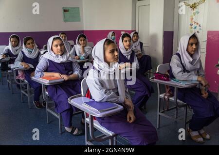 SOLO PER USO EDITORIALE - gli studenti afghani frequentano la classe in una scuola elementare a Kabul, Afghanistan, il 22 settembre 2021. Classe vuota nel livello secondario per le ragazze. Dalla riapertura delle scuole, le ragazze possono frequentare le lezioni solo nelle scuole primarie, mentre i ragazzi possono tornare alle scuole primarie e secondarie da sabato 18. Foto di Oriane Zerah/ABACAPRESS.COM Foto Stock