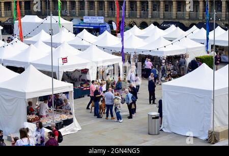 HALIFAX. WEST YORKSHIRE. INGHILTERRA. 05-29-21. La storica Piece Hall ai margini del centro città. Un mercato dell'artigianato durante le festività natalizie. Foto Stock