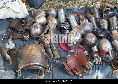 Primo piano dei caschi medievali e delle parti di armatura. Foto Stock