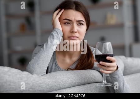 Sconvolto triste europeo giovane donna, che va attraverso la rottura, che soffre di giorno occupato e mal di testa Foto Stock