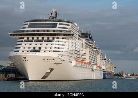 Southampton, Inghilterra, Regno Unito. 2021. Navi da crociera ormeggiato nel porto di Southamton durante l'estate del 2021. Foto Stock