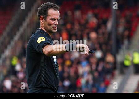 DEVENTER, PAESI BASSI - SETTEMBRE 22: Arbitro Bas Nijhuis durante la partita olandese di Eredivie tra Passi pure Eagles e PSV Eindhoven a De Adelaarshorst il 22 Settembre 2021 a Deventer, Paesi Bassi (Foto di Marcel ter Bals/Orange Pictures) Foto Stock