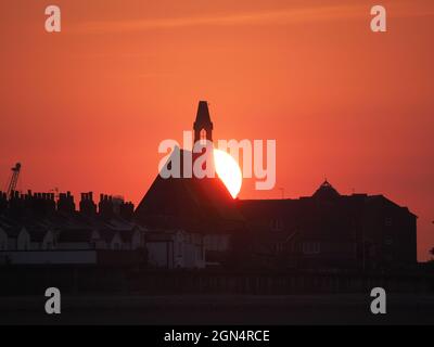 Sheerness, Kent, Regno Unito. 22 settembre 2021. UK Meteo: Equinox tramonto a Sheerness, Kent. Credit: James Bell/Alamy Live News Foto Stock