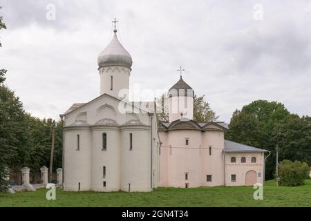 Chiesa di Procopio e Chiesa della Chiesa delle Donne che portano mirra sul territorio dello Yaroslavovo Dvorishche, Veliky Novgorod, Russia Foto Stock