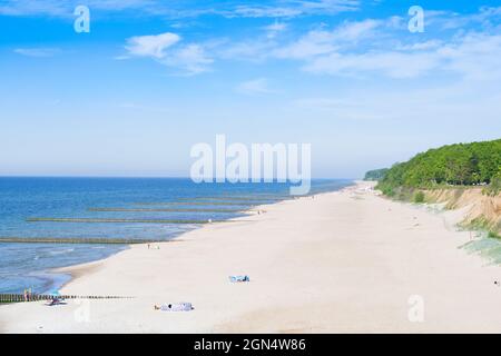 Sentiero costiero lungo la spiaggia nel villaggio di Trzesacz, Mar Baltico, Polonia Foto Stock