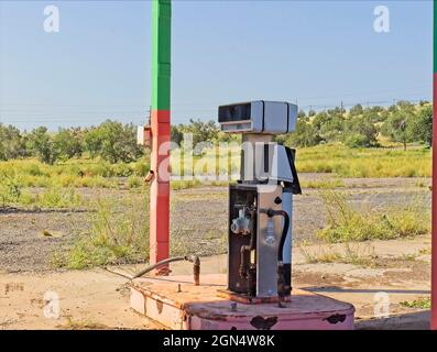 Pompa benzina diesel abbandonata in stato di riparazione Foto Stock