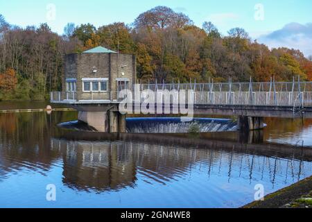 Lo straripamento a Tittesworth Reservoir, Meerbrook, Leek, Staffordshire, Inghilterra, Regno Unito Foto Stock