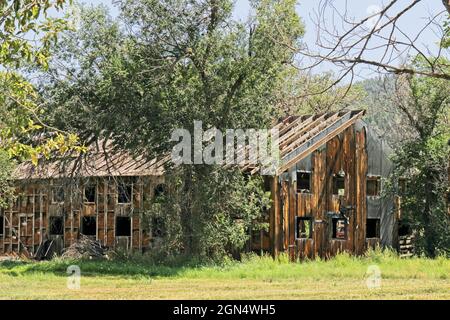 Vecchio edificio in legno a più piani inabitabile Foto Stock