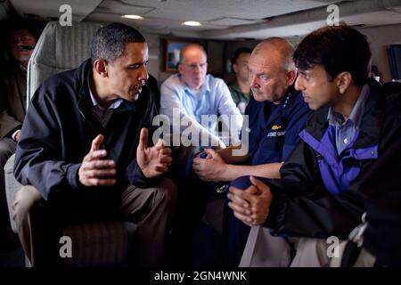 2 maggio 2010'a bordo di Marine One, il presidente parla con Louisiana Gov. Bobby Jindal, Right, e Thad Allen, il comandante nazionale degli incidenti, sulla fuoriuscita di petrolio dalla BP durante un viaggio verso la costa del Golfo." (Foto ufficiale della Casa Bianca di Pete Souza) questa fotografia ufficiale della Casa Bianca è resa disponibile solo per la pubblicazione da parte delle organizzazioni di notizie e/o per uso personale la stampa dal soggetto(i) della fotografia. La fotografia non può essere manipolata in alcun modo e non può essere utilizzata in materiali commerciali o politici, annunci pubblicitari, e-mail, prodotti, promozioni che in qualsiasi modo suggerisca approvazione Foto Stock